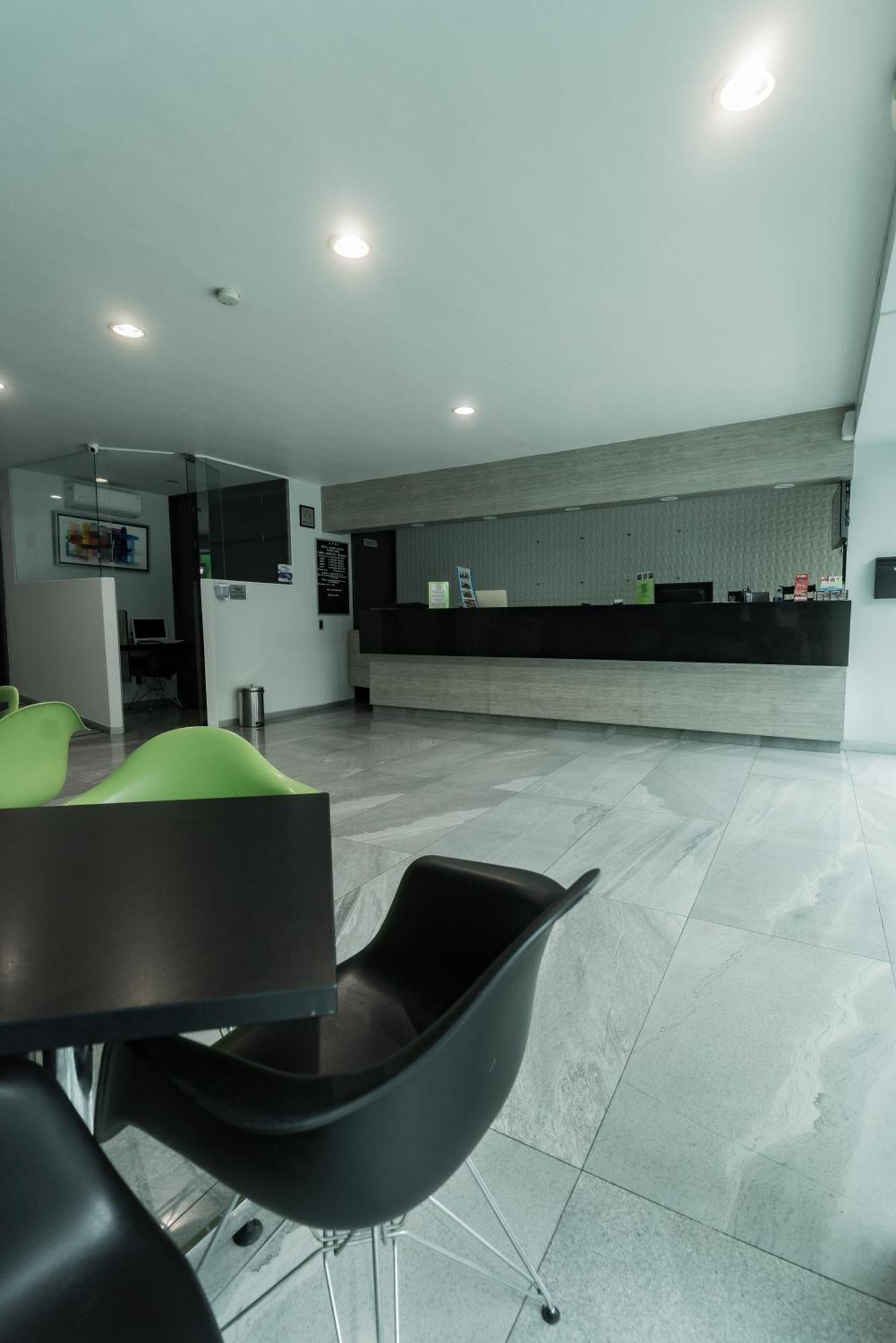 Hotel Lemon Green -Zona Expo Frente Al Centro De Convenciones グアダラハラ エクステリア 写真