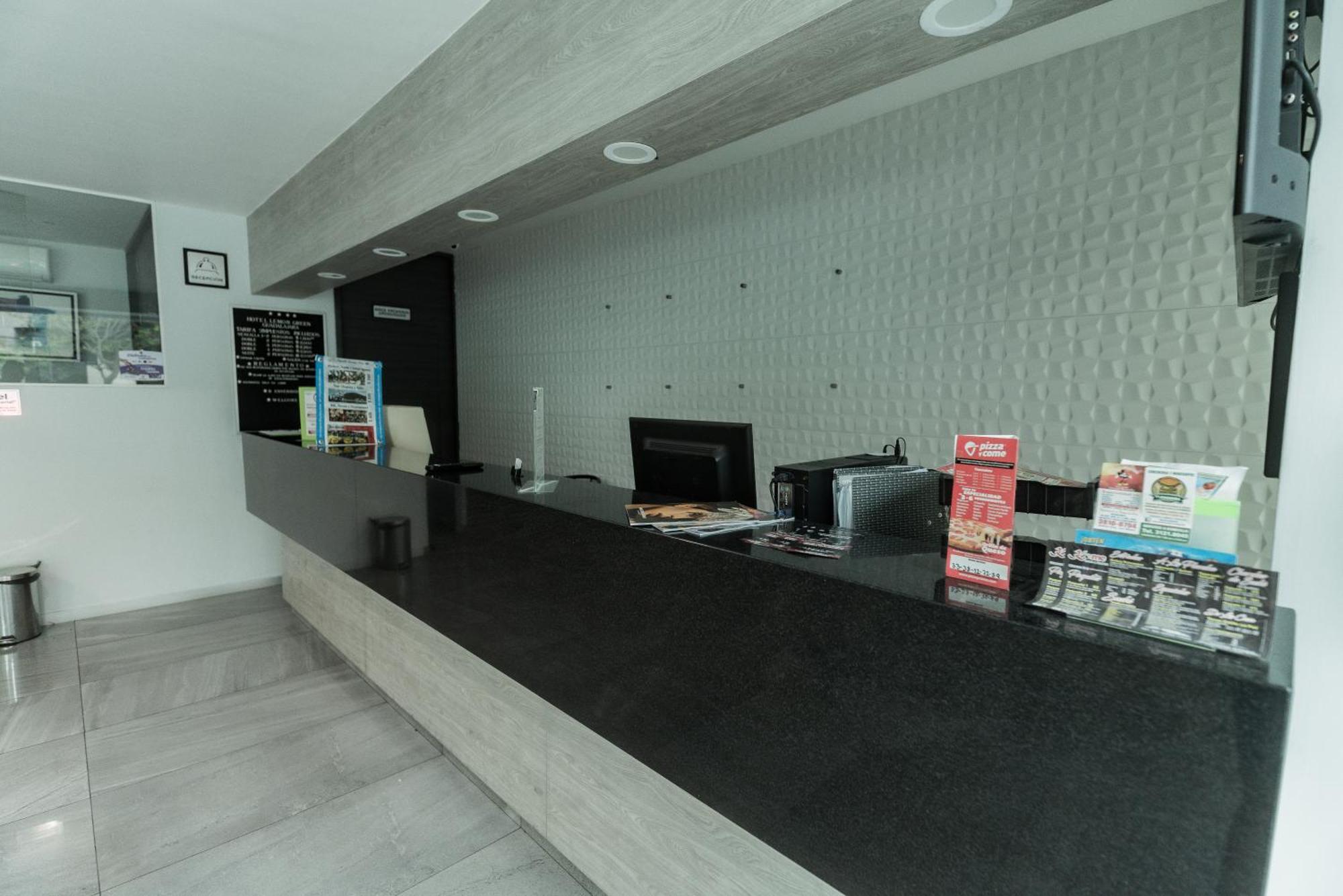 Hotel Lemon Green -Zona Expo Frente Al Centro De Convenciones グアダラハラ エクステリア 写真