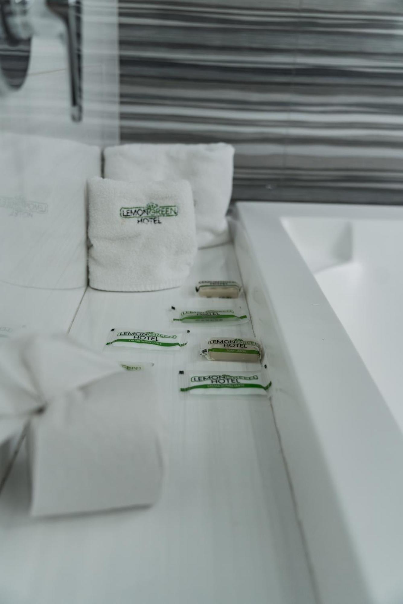 Hotel Lemon Green -Zona Expo Frente Al Centro De Convenciones グアダラハラ エクステリア 写真